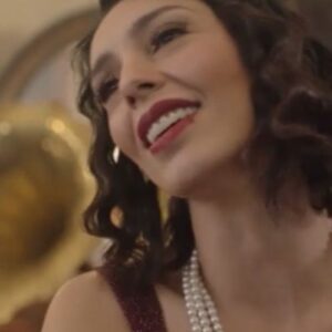 Ezgi Çelik Instagram - Bir Müzeyyen Senar şarkısını şuraya sessizce bırakıyorum. Asudem, seninle herşeyi yaparız… Beni çok  #memnun ediyorsun 😁 @aylintasarmusic ve @aytekinatas çok teşekkurler 🙏🏻 
@kanunsuztopraklar @goldfilmyapim @foxturkiye  #kanunsuztopraklar #müzeyyensenar