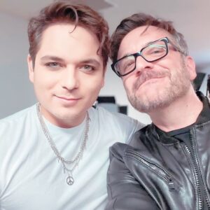 Fabián Chávez Instagram - Les presento a @el_aletz “Alejandro Abaroa” el genio creador y productor de la mayoría de los éxitos musicales de las telenovelas infantiles como “Sapito”, “Cómplices al rescate”, “Ha llegado a mi el amor”, “Aventuras en el tiempo”, “Amigos x siempre”, “Código F.A.M.A. y muchísimas más. Grande maestro!