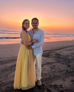Fabián Chávez Instagram - Cada grano de arena del mar conforma una parte del tiempo que aún nos falta por recorrer. Te amo ❤️