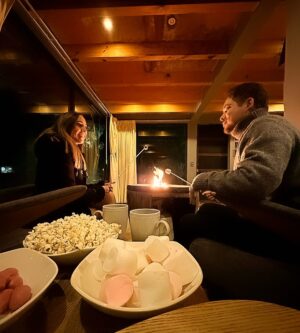 Fabián Chávez Instagram - Nuestra mágica noche de aniversario.

Por una vida a tu lado. 

Te amo @paodurazo