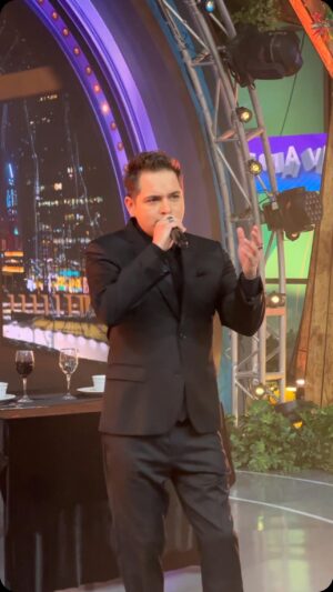 Fabián Chávez Instagram - ¡@fabianchaveztv llegó al escenario de #LaAcademiaVLA con el tema “Hasta que me olvides” logrando cautivar a todo el foro! 😱🎤🎶🙌🏼 #VLA
