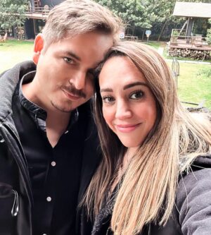 Fabián Chávez Instagram - Nuestra mágica noche de aniversario.

Por una vida a tu lado. 

Te amo @paodurazo