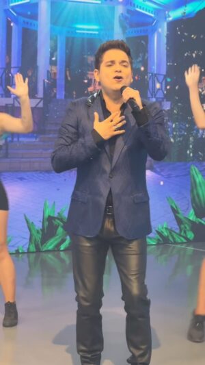 Fabián Chávez Instagram - ¡@Fabiánchaveztv nos deleito con su increíble voz en el escenario de #LaAcademiaVLA al interpretar el tema “Desvelado”! 😱🎤🎶 ¿Qué te pareció? 🙌🏼✨📺