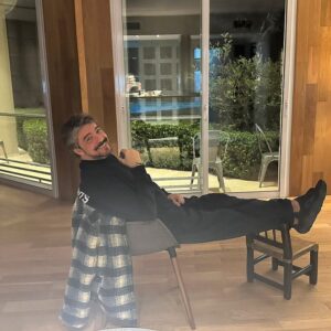 Fabián Mazzei Instagram - Así estamos gente! Pintando la casa! La arquitecta y decoradora de mi vida! No para! Donde están los sillones? 😂😂😂😂😂
No solo construimos nuestra marca día a día! También construimos la casa. 😂 Esto es ara todo terreno! @araceligonzalez67  amarla ❤️😂