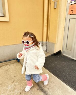 Fabienne Carat Instagram - Ma beauté, ma vie, ma fierté, ma petite canaille, mon étoile Céleste tu as 2 ans et demi aujourd’hui et ça y est tu es inscrite à l’école pour la rentrée. 30 mois que tu as rempli ma vie. Le temps qui passe est un accomplissement de chaque jour, un dépassement de soi qui me fait grandir avec toi. Tu veilles déjà sur moi comme je vis pour toi à chaque seconde. Je t’aime plus loin que l’infini ♥️

06/12/2021 - 06/06/2024 🎊🎉