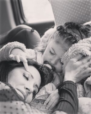 Fabienne Carat Instagram - Ma beauté, ma vie, ma fierté, ma petite canaille, mon étoile Céleste tu as 2 ans et demi aujourd’hui et ça y est tu es inscrite à l’école pour la rentrée. 30 mois que tu as rempli ma vie. Le temps qui passe est un accomplissement de chaque jour, un dépassement de soi qui me fait grandir avec toi. Tu veilles déjà sur moi comme je vis pour toi à chaque seconde. Je t’aime plus loin que l’infini ♥️

06/12/2021 - 06/06/2024 🎊🎉