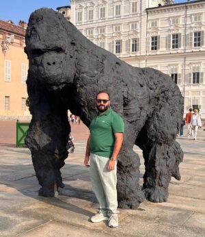 Fabio Balsamo Instagram - Ognuno ha il suo animale guida…il mio è l’orso.
Ah e poi c’era un gorilla in piazza.
