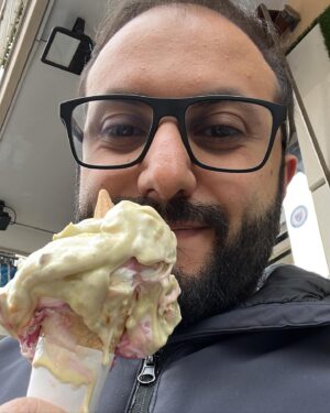 Fabio Balsamo Instagram - Con l’AI è possibile qualsiasi cosa.
Non si riesce più a distinguere la verità dalla finzione.
Dopo il Papa in bomber e Putin arrestato…ecco una serie di foto create con intelligenza artificiale:

- Io che mi piaccio allo specchio 
- “Vorrei ridere però piango”
- Io che mangio un gelato senza senso di colpa
- L’uomo zampogna
- Revocato lo scudetto alla Juve, assegnato al Napoli.