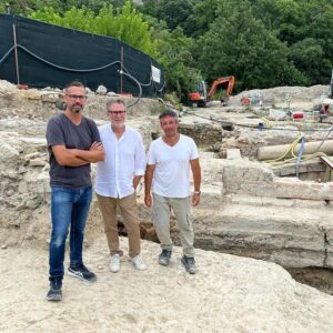 Fabio Fazio Instagram - Gli scavi di #sancascianodeibagni… una grande emozione.
Dopo il rinvenimento dei bronzi votivi esposti oggi alle Scuderie del Quirinale, ci aspettano altre incredibili sorprese. È il successo della squadra di archeologi diretta dal Prof. Jacopo Tabolli ma anche di una intera comunità che ha creduto e voluto fortemente che questo progetto potesse vedere la luce quando non era nemmeno immaginabile la portata delle scoperte che in seguito sarebbero arrivate.