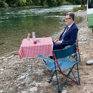 Fabio Fazio Instagram - Buon Ferragosto così:

(chi è che non ha una tovaglia così per l’occasione?)