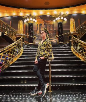 Fabio Rabello Instagram - This beautiful stairs in the MSC Preziosa it is inspired on the Titanic's grand staircase design from 1912! We can definitely feel the glam of that times! 🚢💫 
•
• 
🇧🇷 Essa linda escada é inspirada na grande escadaria do Titanic de 1912. Da pra sentir aquele glamour no ar! Sem afundar é claro 🚢🤣🫶🏽 #titanic #msc #mscpreziosa