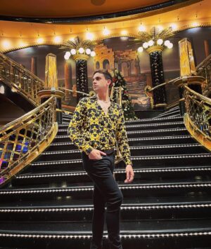 Fabio Rabello Instagram - This beautiful stairs in the MSC Preziosa it is inspired on the Titanic's grand staircase design from 1912! We can definitely feel the glam of that times! 🚢💫 
•
• 
🇧🇷 Essa linda escada é inspirada na grande escadaria do Titanic de 1912. Da pra sentir aquele glamour no ar! Sem afundar é claro 🚢🤣🫶🏽 #titanic #msc #mscpreziosa