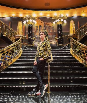 Fabio Rabello Instagram - This beautiful stairs in the MSC Preziosa it is inspired on the Titanic's grand staircase design from 1912! We can definitely feel the glam of that times! 🚢💫 
•
• 
🇧🇷 Essa linda escada é inspirada na grande escadaria do Titanic de 1912. Da pra sentir aquele glamour no ar! Sem afundar é claro 🚢🤣🫶🏽 #titanic #msc #mscpreziosa