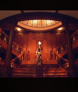 Fabio Rabello Instagram - This beautiful stairs in the MSC Preziosa it is inspired on the Titanic's grand staircase design from 1912! We can definitely feel the glam of that times! 🚢💫 
•
• 
🇧🇷 Essa linda escada é inspirada na grande escadaria do Titanic de 1912. Da pra sentir aquele glamour no ar! Sem afundar é claro 🚢🤣🫶🏽 #titanic #msc #mscpreziosa