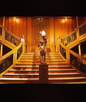 Fabio Rabello Instagram - This beautiful stairs in the MSC Preziosa it is inspired on the Titanic's grand staircase design from 1912! We can definitely feel the glam of that times! 🚢💫 
•
• 
🇧🇷 Essa linda escada é inspirada na grande escadaria do Titanic de 1912. Da pra sentir aquele glamour no ar! Sem afundar é claro 🚢🤣🫶🏽 #titanic #msc #mscpreziosa