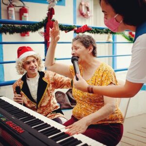 Fabio Rabello Instagram - Alguns momentos do nosso show do Mozart da Galera de natal 26/12/22, que foi emoção atrás de emoção, com essa plateia mais que especial do lar @velhinhosadelaide_  Levar alegria, música, e Amor às pessoas que são carentes dos três, é um verdadeiro presente pra mim! Se cada um fizer um pouquinho conseguimos mover montanhas por um mundo melhor! 🌎♥️🎶🙏🏾 #mozartdagalera #healingtheworld 
•
•
📸 @lumorassi 💫