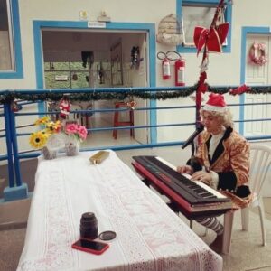 Fabio Rabello Instagram - Alguns momentos do nosso show do Mozart da Galera de natal 26/12/22, que foi emoção atrás de emoção, com essa plateia mais que especial do lar @velhinhosadelaide_  Levar alegria, música, e Amor às pessoas que são carentes dos três, é um verdadeiro presente pra mim! Se cada um fizer um pouquinho conseguimos mover montanhas por um mundo melhor! 🌎♥️🎶🙏🏾 #mozartdagalera #healingtheworld 
•
•
📸 @lumorassi 💫