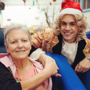 Fabio Rabello Instagram - Alguns momentos do nosso show do Mozart da Galera de natal 26/12/22, que foi emoção atrás de emoção, com essa plateia mais que especial do lar @velhinhosadelaide_  Levar alegria, música, e Amor às pessoas que são carentes dos três, é um verdadeiro presente pra mim! Se cada um fizer um pouquinho conseguimos mover montanhas por um mundo melhor! 🌎♥️🎶🙏🏾 #mozartdagalera #healingtheworld 
•
•
📸 @lumorassi 💫