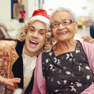 Fabio Rabello Instagram - Alguns momentos do nosso show do Mozart da Galera de natal 26/12/22, que foi emoção atrás de emoção, com essa plateia mais que especial do lar @velhinhosadelaide_  Levar alegria, música, e Amor às pessoas que são carentes dos três, é um verdadeiro presente pra mim! Se cada um fizer um pouquinho conseguimos mover montanhas por um mundo melhor! 🌎♥️🎶🙏🏾 #mozartdagalera #healingtheworld 
•
•
📸 @lumorassi 💫