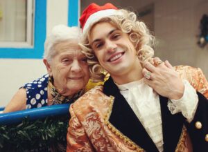 Fabio Rabello Instagram - Alguns momentos do nosso show do Mozart da Galera de natal 26/12/22, que foi emoção atrás de emoção, com essa plateia mais que especial do lar @velhinhosadelaide_  Levar alegria, música, e Amor às pessoas que são carentes dos três, é um verdadeiro presente pra mim! Se cada um fizer um pouquinho conseguimos mover montanhas por um mundo melhor! 🌎♥️🎶🙏🏾 #mozartdagalera #healingtheworld 
•
•
📸 @lumorassi 💫