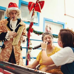 Fabio Rabello Instagram - Alguns momentos do nosso show do Mozart da Galera de natal 26/12/22, que foi emoção atrás de emoção, com essa plateia mais que especial do lar @velhinhosadelaide_  Levar alegria, música, e Amor às pessoas que são carentes dos três, é um verdadeiro presente pra mim! Se cada um fizer um pouquinho conseguimos mover montanhas por um mundo melhor! 🌎♥️🎶🙏🏾 #mozartdagalera #healingtheworld 
•
•
📸 @lumorassi 💫