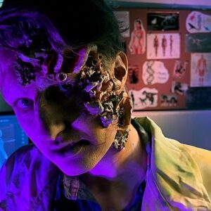 Fabio Rabello Instagram - Frames from “Toxicity” (before transformation in the Lab) • Thank you @marcelomarinho_oficial to bring me this great screenplay and also for invited me to direct this cool film 🎬

• Directed by: @fabiorabello 
• Screenplay: @marcelomarinho_oficial 
• Production: @marinhocircus 
• Movie for @aventurajurassicaoficial 

• Also thank you for all the crew, talents, make up artists, costume designer, staff, actors that make this possible 👏🏼👏🏼