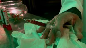 Fabio Rabello Instagram - Frames from “Toxicity” (before transformation in the Lab) • Thank you @marcelomarinho_oficial to bring me this great screenplay and also for invited me to direct this cool film 🎬

• Directed by: @fabiorabello 
• Screenplay: @marcelomarinho_oficial 
• Production: @marinhocircus 
• Movie for @aventurajurassicaoficial 

• Also thank you for all the crew, talents, make up artists, costume designer, staff, actors that make this possible 👏🏼👏🏼