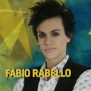 Fabio Rabello Instagram - Um TBT mais que especial desse projeto que certamente mudou a minha vida aos 21 anos de idade. Me lembro até hoje na fila dos testes de elenco para escolher os 3 fantasmas, num processo seletivo que levou meses, tanto de interpretação quanto tocando bateria (meu segundo instrumento). 

Exibida em mais de 70 países e diversos idiomas, o nosso Julie do Brasil original, ganhou prêmios nacionais e internacionais, incluindo um APCA e indicação ao Emmy International. Foi a série mais assistida da @nickelodeon na Itália e um grande sucesso por aqui na @nickelodeonbr . Em rede nacional Julie triplicou a audiência da @bandtv no horário em 1 ano direto no ar. 

Sendo uma série musical, o show teve seu CD produzido com direção musical de @rickbonadio gravado nos estúdios @midasmusic pelo selo da @umusicbrasil 

Uma curiosidade é que a voz dessa abertura é da querida Luciana do grupo @rouge .A série contou com participações especiais de @manugavassi @nxzerooficial @penelope_nova  @caiquenogueira e o ator latino @peche 

Hoje o Julie e os Fantasmas é a primeira série original e brasileira a ser comprada pelo @netflix em uma nova versão fiel e global no ar em 198 países, com a direção do maior diretor de musicais do mundo @kennyortegablog (o qual eu tive a honra de receber em casa no mesmo piano onde eu sonhava e tocava as músicas do HSM com 15 anos de idade). Kenny também foi escolhido por  @michaeljackson , para dirigir sua turnê “This is it” e dentre muitos sucessos como diretor do fenômeno High School musical. 

Só tenho a agradecer a todos os envolvidos e a Deus por ter me capacitado para ser e interpretar o Félix e fazer muitos de vocês felizes! 

Thank you, gracias, grazzie, merci e Obrigado por todo o carinho e fidelidade de vocês! Um beijo do Fábio e do Félix, e lembrem-se sempre, sonhos foram feitos para se tornar realidade! 🫶🏼👻 😉