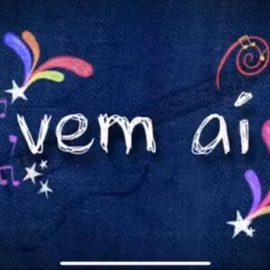 Fabio Rabello Instagram - Um TBT mais que especial desse projeto que certamente mudou a minha vida aos 21 anos de idade. Me lembro até hoje na fila dos testes de elenco para escolher os 3 fantasmas, num processo seletivo que levou meses, tanto de interpretação quanto tocando bateria (meu segundo instrumento). 

Exibida em mais de 70 países e diversos idiomas, o nosso Julie do Brasil original, ganhou prêmios nacionais e internacionais, incluindo um APCA e indicação ao Emmy International. Foi a série mais assistida da @nickelodeon na Itália e um grande sucesso por aqui na @nickelodeonbr . Em rede nacional Julie triplicou a audiência da @bandtv no horário em 1 ano direto no ar. 

Sendo uma série musical, o show teve seu CD produzido com direção musical de @rickbonadio gravado nos estúdios @midasmusic pelo selo da @umusicbrasil 

Uma curiosidade é que a voz dessa abertura é da querida Luciana do grupo @rouge .A série contou com participações especiais de @manugavassi @nxzerooficial @penelope_nova  @caiquenogueira e o ator latino @peche 

Hoje o Julie e os Fantasmas é a primeira série original e brasileira a ser comprada pelo @netflix em uma nova versão fiel e global no ar em 198 países, com a direção do maior diretor de musicais do mundo @kennyortegablog (o qual eu tive a honra de receber em casa no mesmo piano onde eu sonhava e tocava as músicas do HSM com 15 anos de idade). Kenny também foi escolhido por  @michaeljackson , para dirigir sua turnê “This is it” e dentre muitos sucessos como diretor do fenômeno High School musical. 

Só tenho a agradecer a todos os envolvidos e a Deus por ter me capacitado para ser e interpretar o Félix e fazer muitos de vocês felizes! 

Thank you, gracias, grazzie, merci e Obrigado por todo o carinho e fidelidade de vocês! Um beijo do Fábio e do Félix, e lembrem-se sempre, sonhos foram feitos para se tornar realidade! 🫶🏼👻 😉