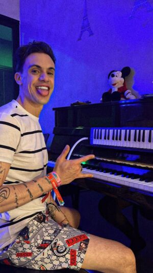 Fabio Rabello Instagram - Quando você vai na casa da amiga que tem uns instrumentos; bora fazer um som? 🎶🤦🏽”My Melancholic Blues - Queen” solada na escaleta, e me acompanhando ao piano a digníssima @heloamorimofficial 🎹 #queen #melancholicblues #improviso #queencover #pianocover