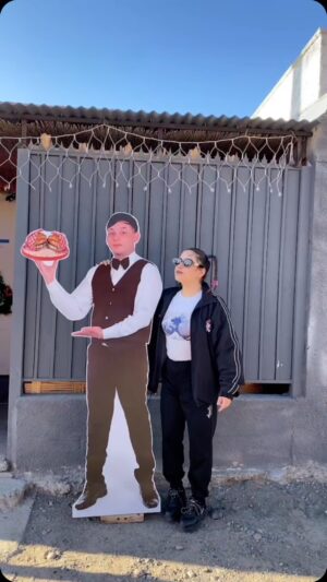 Fabiola Alarcón Instagram - Retirando mi pedido en @     🍥 El sushi de los artistas...
Sucursar Villa el Portal, en Ovalle, primero me comí una rica sushiburguer, después retiré el pedido, y el sushi guacamole se me cayó pero al abrirlo estaba impeke, y también llevé pollito, cebollas y papas fritas, salsa teriyaki y algo más.. 😝 también dejé mi aporte a la fundación de los perritos callejeros 🐶 Aprovechen las promociones que están 💯