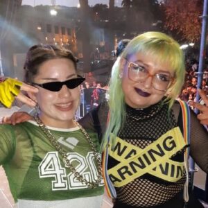 Fabiola Alarcón Instagram - Fue hermoso, muchas gracias @ovalle_cultura por esta convocatoria y por todo, y a @pinkhead.pvprikv por ser la mejor dj de la región y por acompañarme en el escenario (un sueño hecho realidad).
Primera vez que incorporo mis esculturas en mis presentaciones y fue muy lindo porque hubo mucho interés y me preguntaron bastante.
Muchas gracias al público de Ovalle, y a las ovallinas dentadas, y a todxs quienes me apoyan, y me han ido a ver desde distintos lugares de la región.
Gracias también a @marcelomiopec 🎶💚