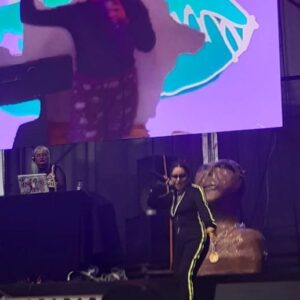 Fabiola Alarcón Instagram - Fue hermoso, muchas gracias @ovalle_cultura por esta convocatoria y por todo, y a @pinkhead.pvprikv por ser la mejor dj de la región y por acompañarme en el escenario (un sueño hecho realidad).
Primera vez que incorporo mis esculturas en mis presentaciones y fue muy lindo porque hubo mucho interés y me preguntaron bastante.
Muchas gracias al público de Ovalle, y a las ovallinas dentadas, y a todxs quienes me apoyan, y me han ido a ver desde distintos lugares de la región.
Gracias también a @marcelomiopec 🎶💚