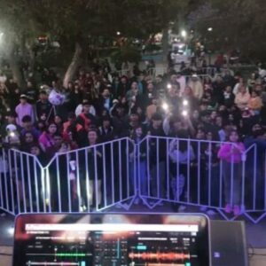 Fabiola Alarcón Instagram - Fue hermoso, muchas gracias @ovalle_cultura por esta convocatoria y por todo, y a @pinkhead.pvprikv por ser la mejor dj de la región y por acompañarme en el escenario (un sueño hecho realidad).
Primera vez que incorporo mis esculturas en mis presentaciones y fue muy lindo porque hubo mucho interés y me preguntaron bastante.
Muchas gracias al público de Ovalle, y a las ovallinas dentadas, y a todxs quienes me apoyan, y me han ido a ver desde distintos lugares de la región.
Gracias también a @marcelomiopec 🎶💚