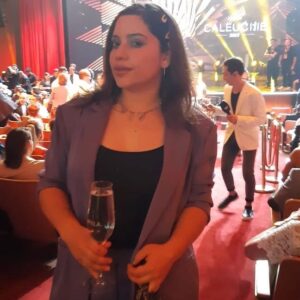 Fabiola Alarcón Instagram - De gala en los @premioscaleuche con mis colegas actores @somoschileactores homenajeando y reconociendo el talento chileno 🌹
muchas gracias a @marielaziri por el styling y makeup 💜tqm🔥
