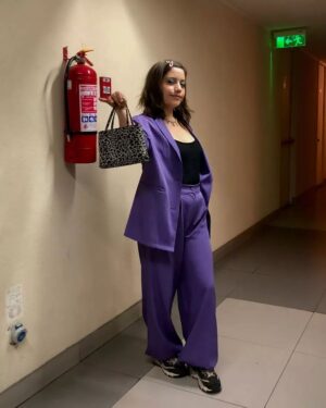 Fabiola Alarcón Instagram - De gala en los @premioscaleuche con mis colegas actores @somoschileactores homenajeando y reconociendo el talento chileno 🌹
muchas gracias a @marielaziri por el styling y makeup 💜tqm🔥