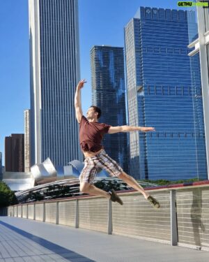 Fabrice Calmels Instagram - #Chicago 🌞😎🌻 What's your city of choice? 📸 #samsung #s10

#jump #me #picoftheday #summervibes 
#milleniumpark #imgstars #ballet #malemodel