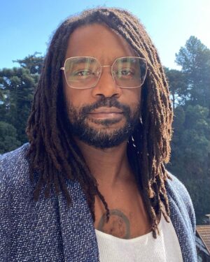 Fabrício Boliveira Instagram - Aproveitando o 🌞 de Gramado pra secar os dreads!
