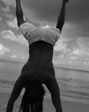 Fabrício Boliveira Instagram - Ensaio lindo que fiz com o multi-artista @joao_penoni sobre Bahia, capoeira e encontros. 🤸🏿‍♂️🔥🤸🏿‍♂️ to com saudades @acannecapoeiraangola , voltando jaja pros treinos.