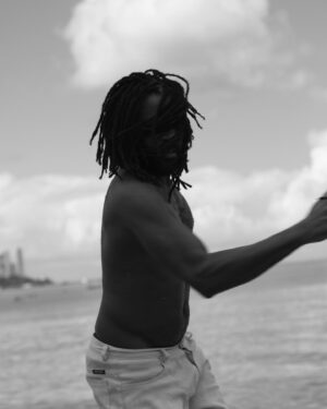 Fabrício Boliveira Instagram - Ensaio lindo que fiz com o multi-artista @joao_penoni sobre Bahia, capoeira e encontros. 🤸🏿‍♂️🔥🤸🏿‍♂️ to com saudades @acannecapoeiraangola , voltando jaja pros treinos.