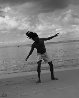 Fabrício Boliveira Instagram - Ensaio lindo que fiz com o multi-artista @joao_penoni sobre Bahia, capoeira e encontros. 🤸🏿‍♂️🔥🤸🏿‍♂️ to com saudades @acannecapoeiraangola , voltando jaja pros treinos.