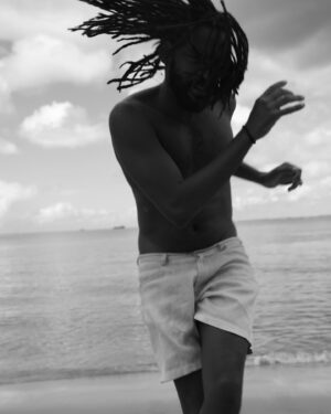 Fabrício Boliveira Instagram - Ensaio lindo que fiz com o multi-artista @joao_penoni sobre Bahia, capoeira e encontros. 🤸🏿‍♂️🔥🤸🏿‍♂️ to com saudades @acannecapoeiraangola , voltando jaja pros treinos.