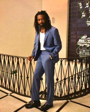 Fabrício Boliveira Instagram - Boa tarde Negrão! 
Tudo bem? 
Aqui os créditos de milhões quando vir a imagem pra anunciar o novo contrato hahahahahah 

Costume - @aramisoficial 
Regata - @newbottega
Sapato - @burberry 
Joias - @guerreirojoias
Produção de moda - @lu_lluan
E a maior de todas - eu ✌🏾🙅🏾‍♀️ hahahahahahahah @albuquerquenai ✨✨✨✨✨✨✨✨✨✨✨