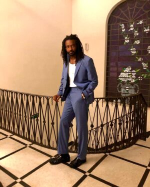 Fabrício Boliveira Instagram - Boa tarde Negrão! 
Tudo bem? 
Aqui os créditos de milhões quando vir a imagem pra anunciar o novo contrato hahahahahah 

Costume - @aramisoficial 
Regata - @newbottega
Sapato - @burberry 
Joias - @guerreirojoias
Produção de moda - @lu_lluan
E a maior de todas - eu ✌🏾🙅🏾‍♀️ hahahahahahahah @albuquerquenai ✨✨✨✨✨✨✨✨✨✨✨