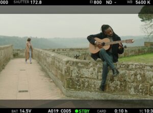 Fabrício Boliveira Instagram - Muito agradecido aos Orixás por proporcionar encontros tão potentes na minha trajetória. Rodar parte de um filme baiano em italiano , com um diretor, produtora e fotógrafo amados numa cidade italiana e também amar uma nova equipe local;  é ratificar a liberdade que tenho buscado no meu trabalho e relações. Volto pro Brasil com o coração quentinho de saudade e a sensação de carregar mais outros desejos italianos comigo. Uma troupe delicada e apaixonada pelo que faz. Cinema é cinema em qualquer lugar do mundo. Meu quarto longa como co-produtor e protagonista junto , e a sensação de muito mais por vir. Xô medo e Sim pras conquistas. Desejo, pensamento, fala e ação coerentes é o Poder🔥🇨🇮🇧🇷🔥