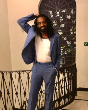 Fabrício Boliveira Instagram - Boa tarde Negrão! 
Tudo bem? 
Aqui os créditos de milhões quando vir a imagem pra anunciar o novo contrato hahahahahah 

Costume - @aramisoficial 
Regata - @newbottega
Sapato - @burberry 
Joias - @guerreirojoias
Produção de moda - @lu_lluan
E a maior de todas - eu ✌🏾🙅🏾‍♀️ hahahahahahahah @albuquerquenai ✨✨✨✨✨✨✨✨✨✨✨