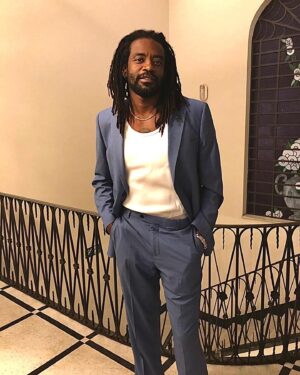 Fabrício Boliveira Instagram - Boa tarde Negrão! 
Tudo bem? 
Aqui os créditos de milhões quando vir a imagem pra anunciar o novo contrato hahahahahah 

Costume - @aramisoficial 
Regata - @newbottega
Sapato - @burberry 
Joias - @guerreirojoias
Produção de moda - @lu_lluan
E a maior de todas - eu ✌🏾🙅🏾‍♀️ hahahahahahahah @albuquerquenai ✨✨✨✨✨✨✨✨✨✨✨
