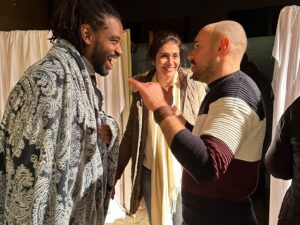 Fabrício Boliveira Instagram - Muito agradecido aos Orixás por proporcionar encontros tão potentes na minha trajetória. Rodar parte de um filme baiano em italiano , com um diretor, produtora e fotógrafo amados numa cidade italiana e também amar uma nova equipe local;  é ratificar a liberdade que tenho buscado no meu trabalho e relações. Volto pro Brasil com o coração quentinho de saudade e a sensação de carregar mais outros desejos italianos comigo. Uma troupe delicada e apaixonada pelo que faz. Cinema é cinema em qualquer lugar do mundo. Meu quarto longa como co-produtor e protagonista junto , e a sensação de muito mais por vir. Xô medo e Sim pras conquistas. Desejo, pensamento, fala e ação coerentes é o Poder🔥🇨🇮🇧🇷🔥