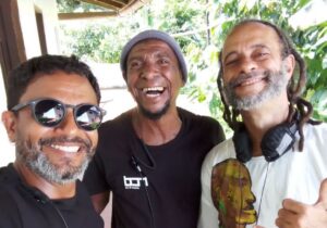 Fabrício Boliveira Instagram - No cinema, a paixão é sentimento de entrada que potencializa a feitura . No texto , na sala de ensaio, no set, pela cidade onde estamos rodando e por fim pelo filme pronto. Afeto circulando todo esse processo  e nossa equipe brasileira foi um bálsamo em talento e união. Saio renovado desse longo processo e cheio de amigos!! Obrigado equipe, vocês fizeram a mágica da paixão ser atualizada e materializada .  Axés e Evoés ao nosso cinema Brasileiro!!! #tbt  de 1 semana e pouco atrás do fim do Filme Silêncio.
