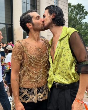 Fabrizio Colica Instagram - Vorrei dire, come fanno in tanti, che l’emozione di ieri non si puó descrivere.
Invece vorrei provare a farlo.
Era la mia prima esperienza come conduttore di fronte a tutta quella gente e, confesso: la mia prima volta al pride.
Sono stato uno di quelli che si nascondeva dietro la scusa che il pride è per i festaioli, per chi si vuol mettere in mostra, per chi ama piume, glitter, paillettes e che non fosse per me.
Ieri ho scoperto che invece il pride è per tutti e per tutte. Che ci sono le piume perché hanno il diritto di esserci, che i glitter non feriscono nessuno anche se vengono lanciati con violenza e che le paillettes sono pazzesche e non discriminano nessuno. È necessario, in questo periodo più che mai, urlare al mondo chi siamo, chi amiamo e come ci sentiamo. È necessario rispondere con amore a una ventata d’odio. È necessario pubblicare foto come queste perchè sicuramente molte persone ne rimarranno inorridite (specialmente dell’ultima)
Ieri ho visto tante emozioni confluire in una piazza. Ho visto persone urlare per i propri diritti e per i diritti degli altri. Ho visto persone amarsi, baciarsi, sostenersi, consolarsi, incoraggiarsi. Ho visto, non solo bandiere arcobaleno, ma anche bandiere di paesi sopraffatti dalla violenza di un altro stato. Ho visto uomini e donne di tutte le età, famiglie, pensionati, preti, suore e turisti sfilare fieramente per dei diritti fondamentali.
E sono onorato di aver messo la faccia per questo coacervo variegato e folle di emozioni e desideri.
Ringrazio di cuore il @milanopride per avermi accolto nella sua grande famiglia, 
ringrazio @rosselladattoli per avermi fatto brillare con i suoi vestiti così belli e così giusti.
Ringrazio @itskaze_ , la mia compagna in questo viaggio bellissimo che mi ha dato 2 o 3 chicche per sembrare più giovane di almeno 4 anni.
Ringrazio mio marito per essere riuscito a sostenermi anche in questa avventura (a un certo punto me lo sono trovato anche sul palco!😍). Se sono così fiero di me è anche grazie a te!
E grazie a chiunque ieri era lì a sostenerci.
Non abbassiamo mai la guardia!